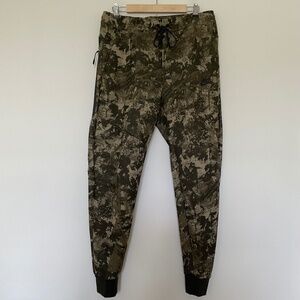 NWT Nike Mens Sz L Tech Fleece Joggers Neutral Olive/Medium Olive Camo Hiking